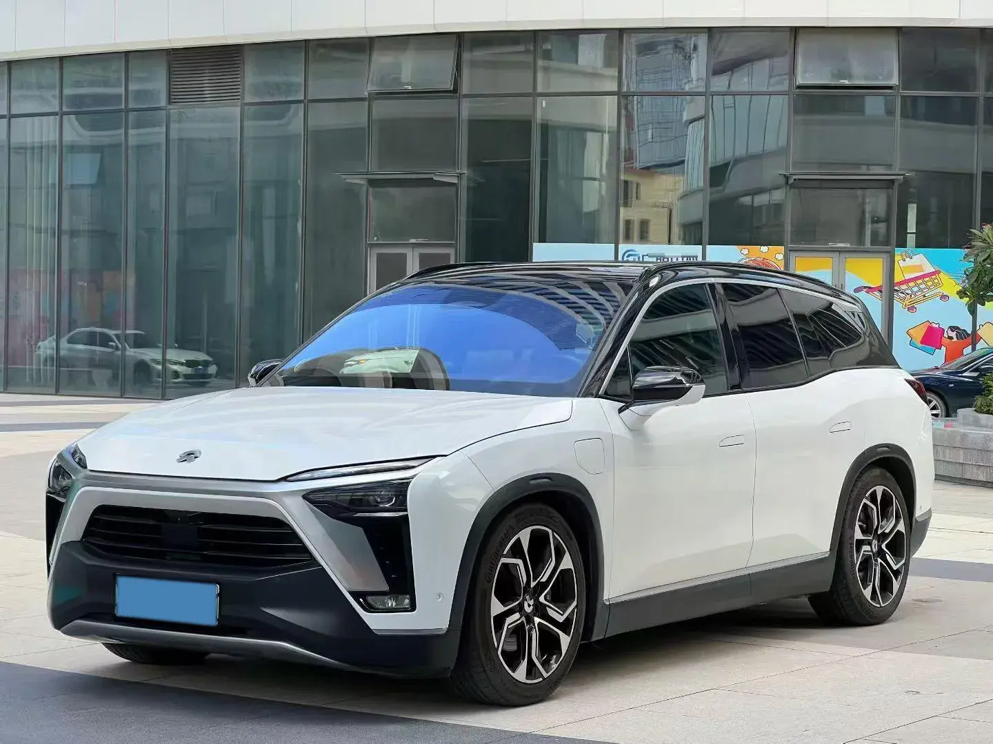 2020 NIO ES8 view 1