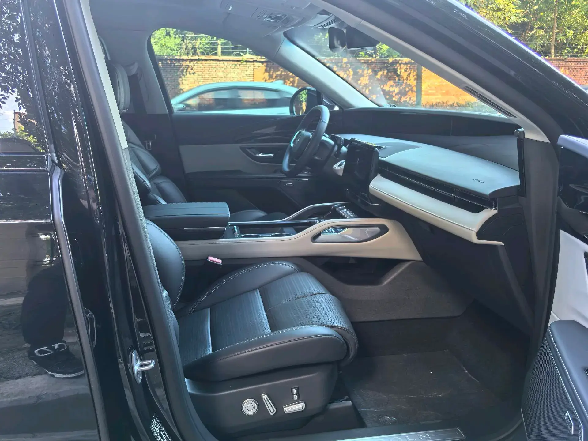 2025 LINCOLN NAUTILUS thumbnail 3