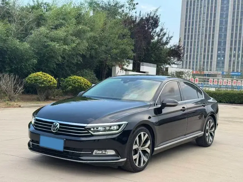 2020 VOLKSWAGEN MAGOTAN view 1