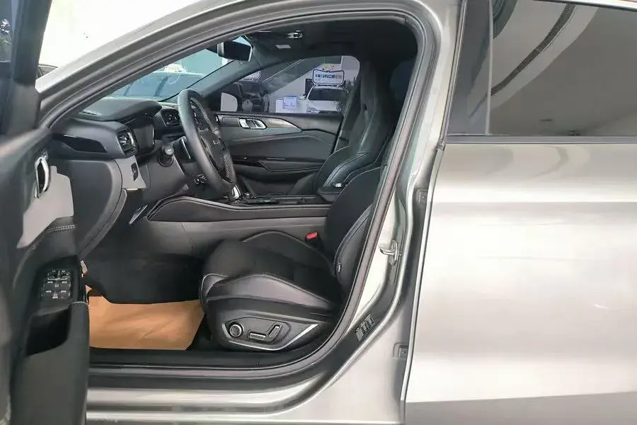 2022 LYNK&CO 03 thumbnail 4