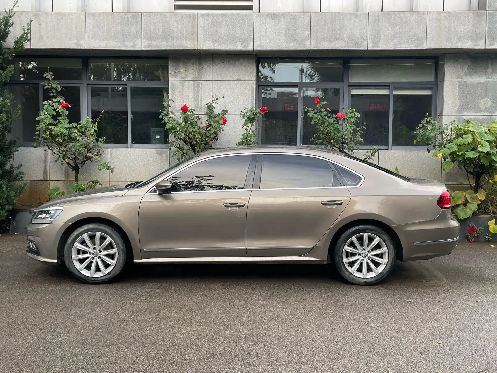 2016 VOLKSWAGEN PASSAT thumbnail 3