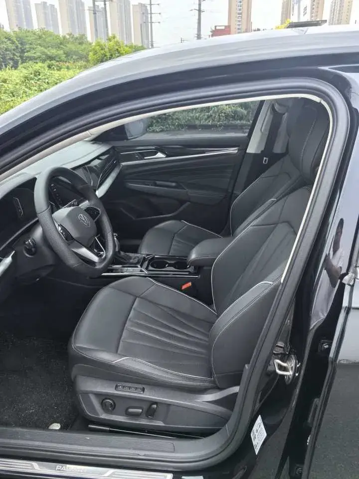 2025 VOLKSWAGEN PASSAT thumbnail 4