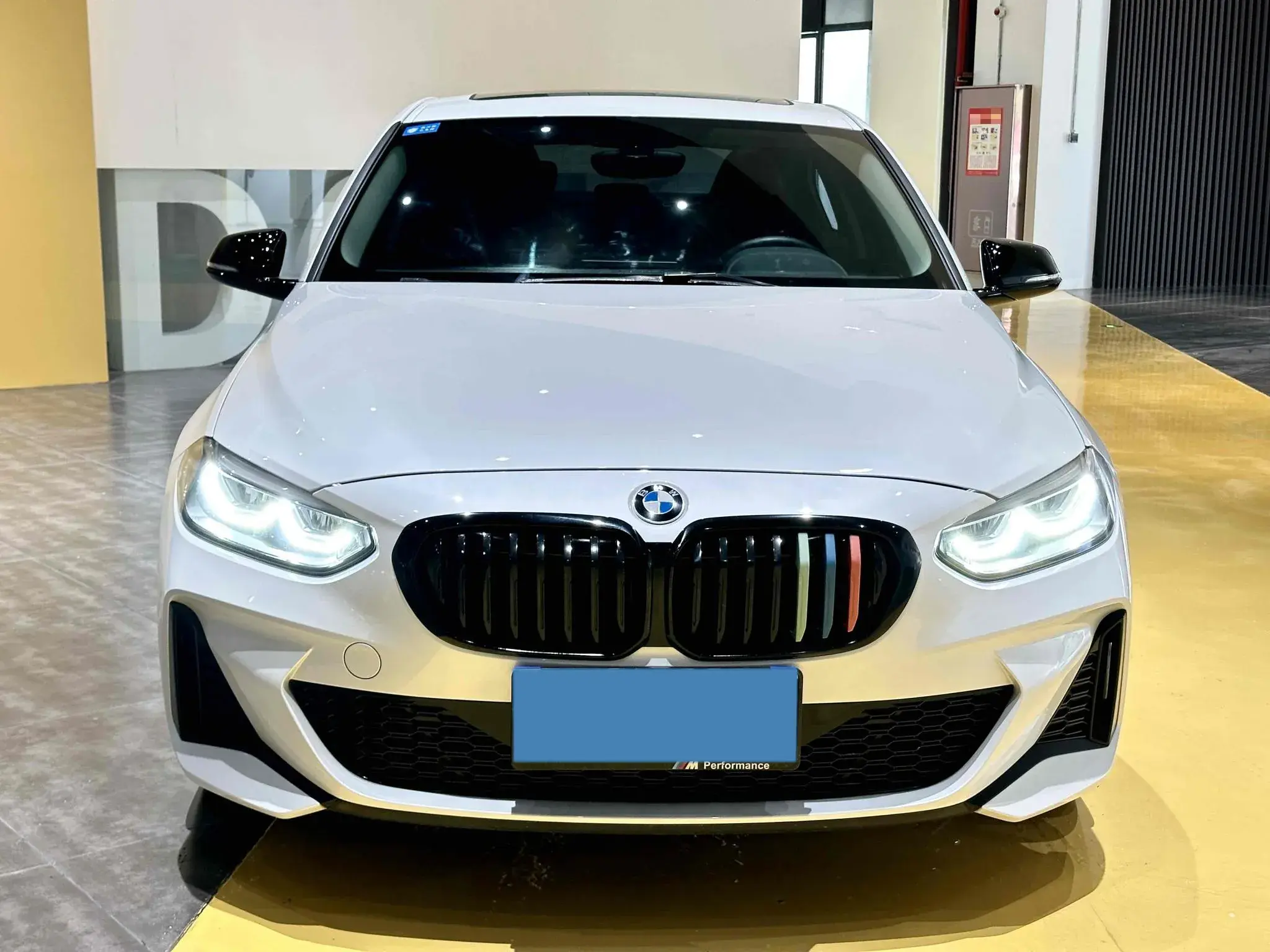 2021 BMW 1 thumbnail 3