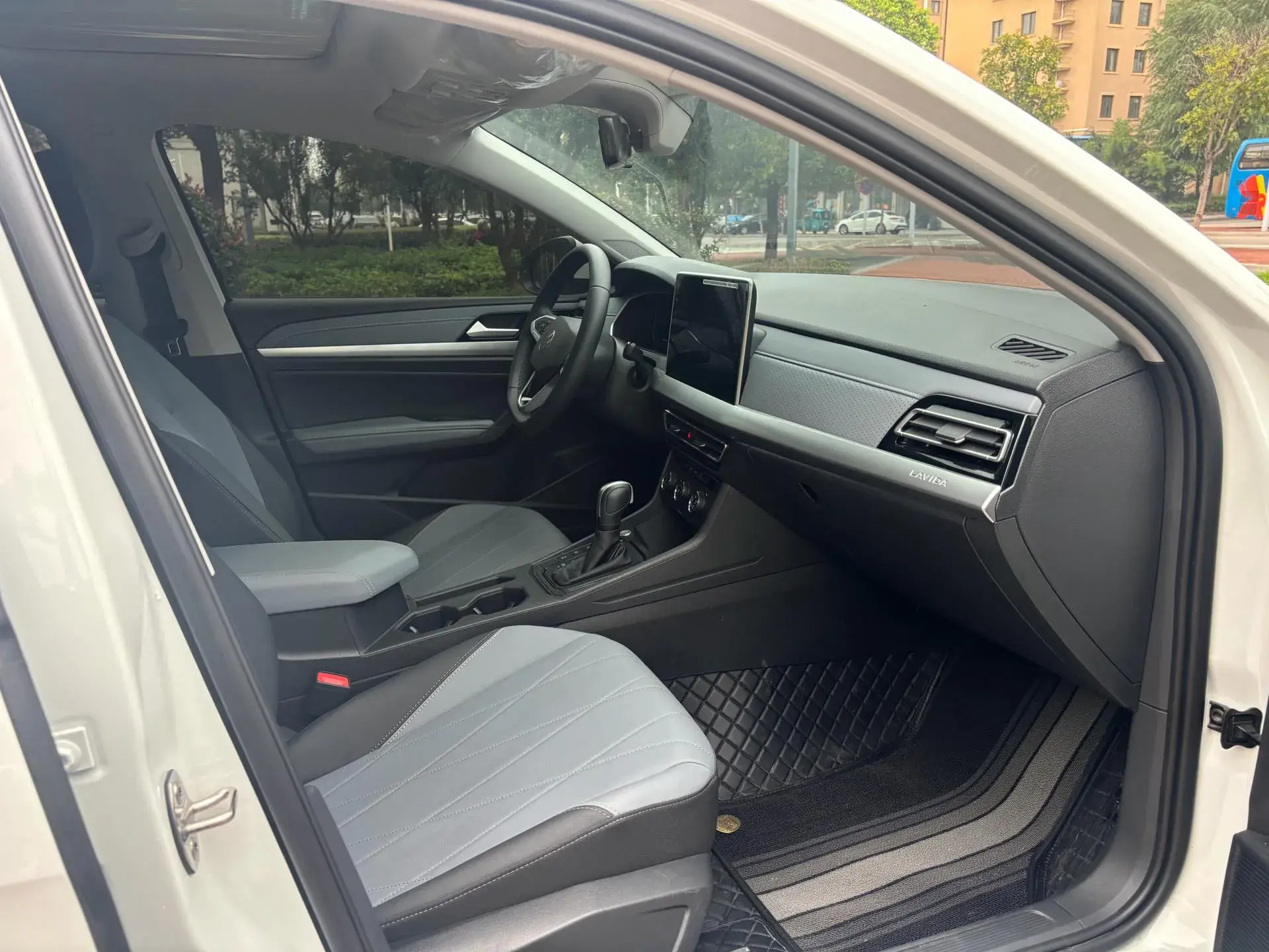 2024 VOLKSWAGEN LAVIDA thumbnail 4