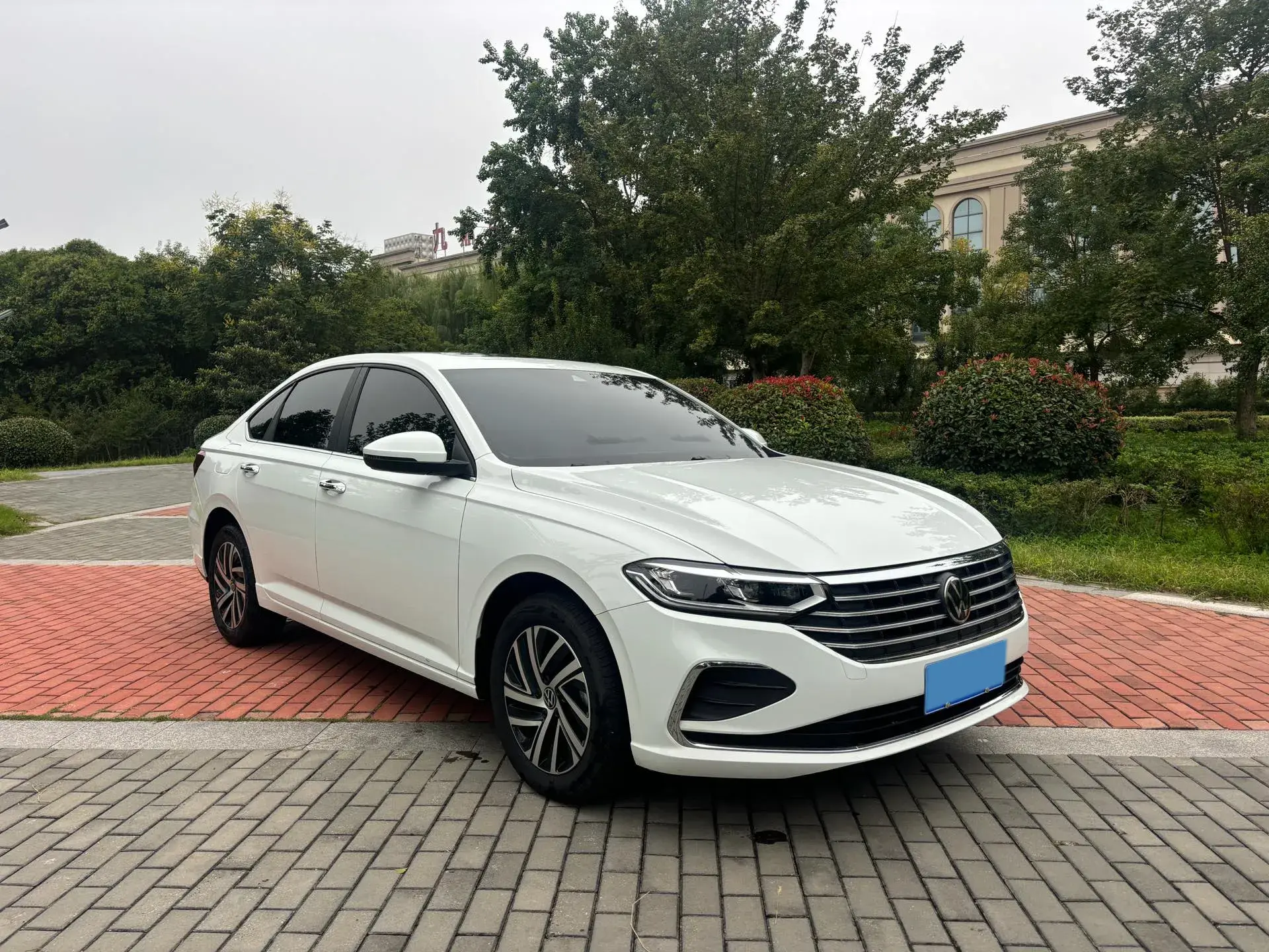 2024 VOLKSWAGEN LAVIDA thumbnail 3