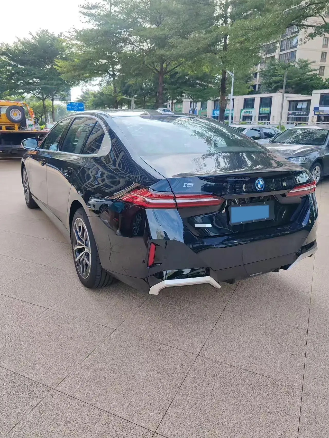 2023 BMW I5 thumbnail 2