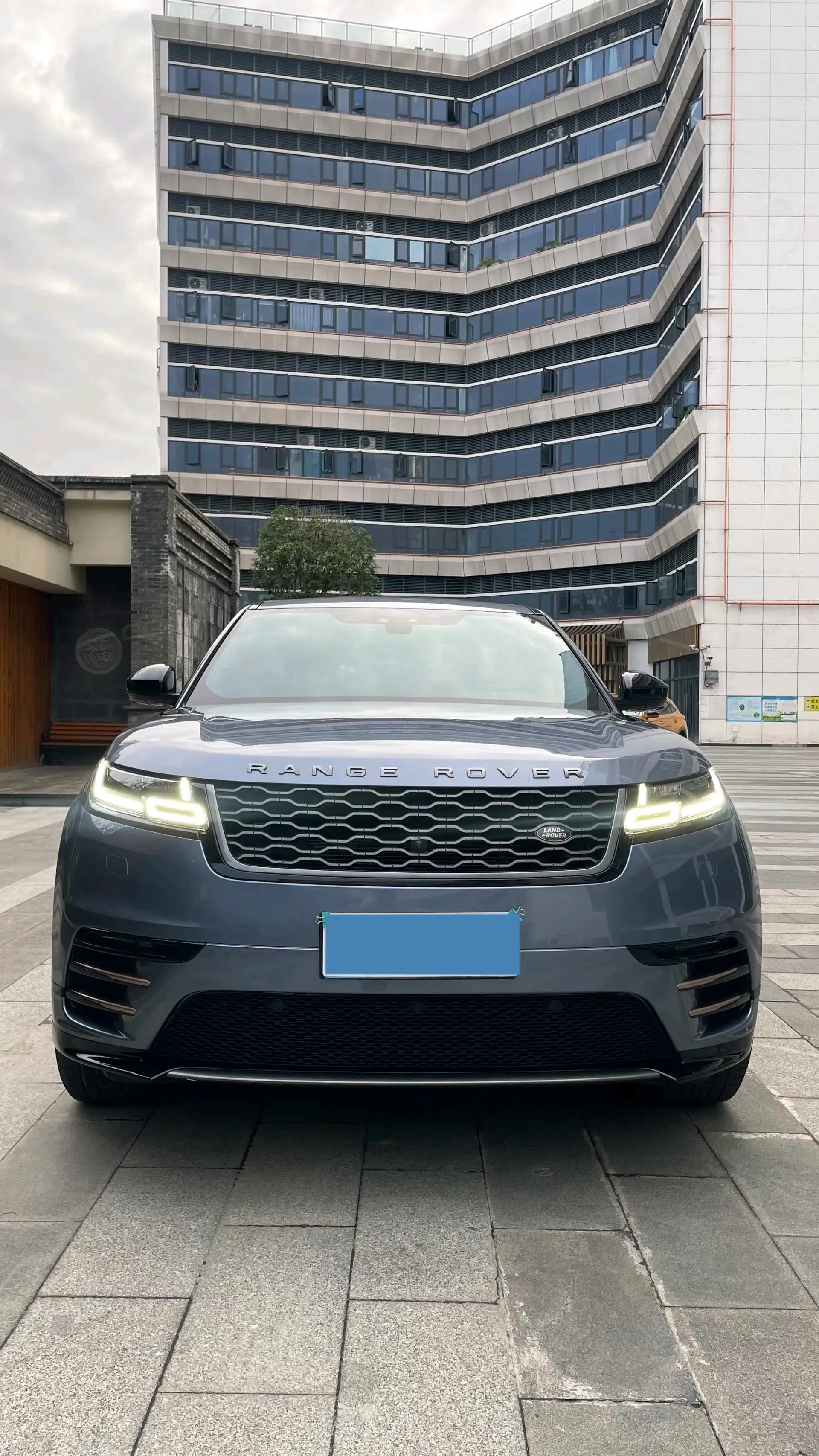 2019 LAND ROVER thumbnail 2