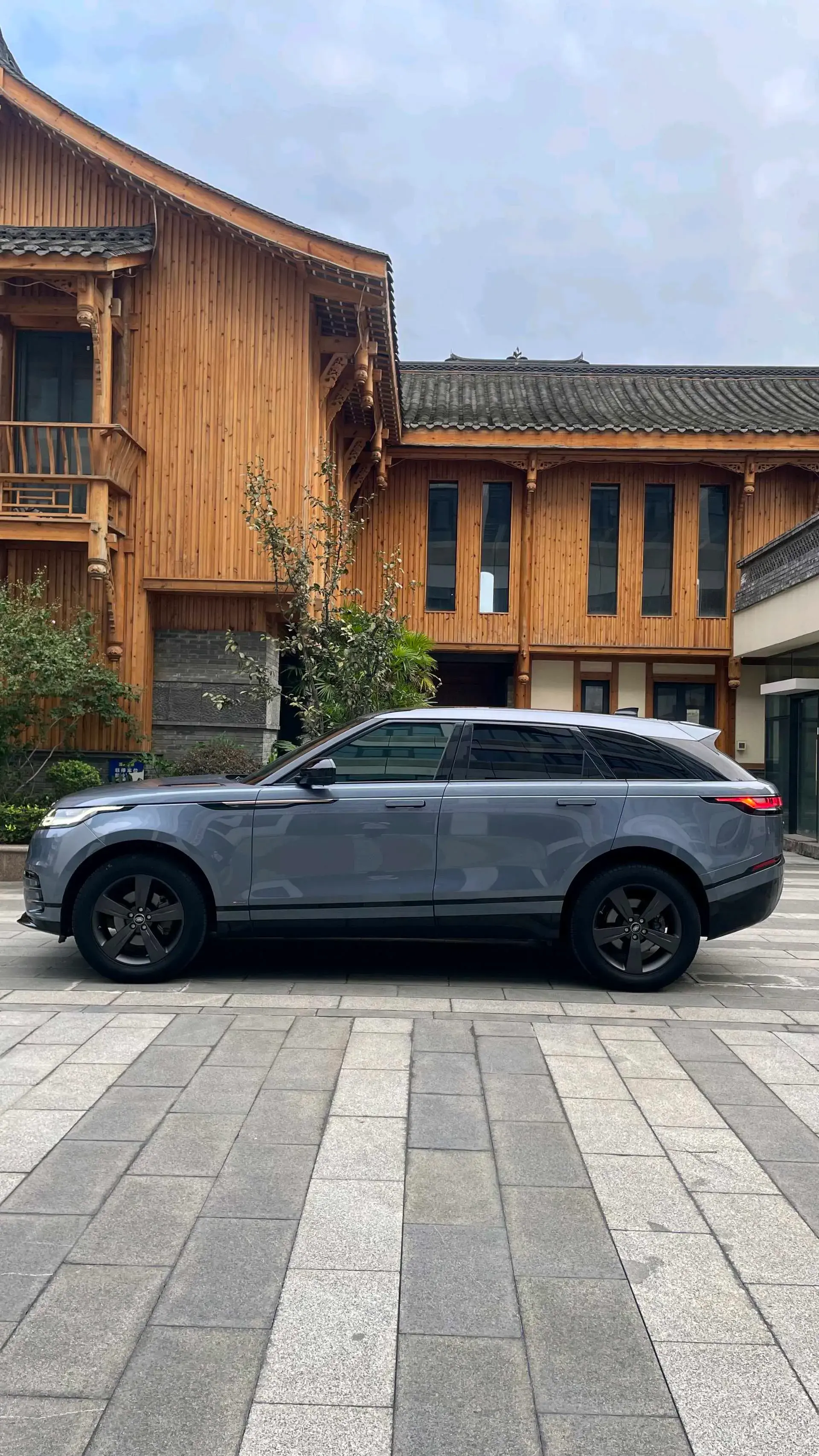 2019 LAND ROVER thumbnail 3