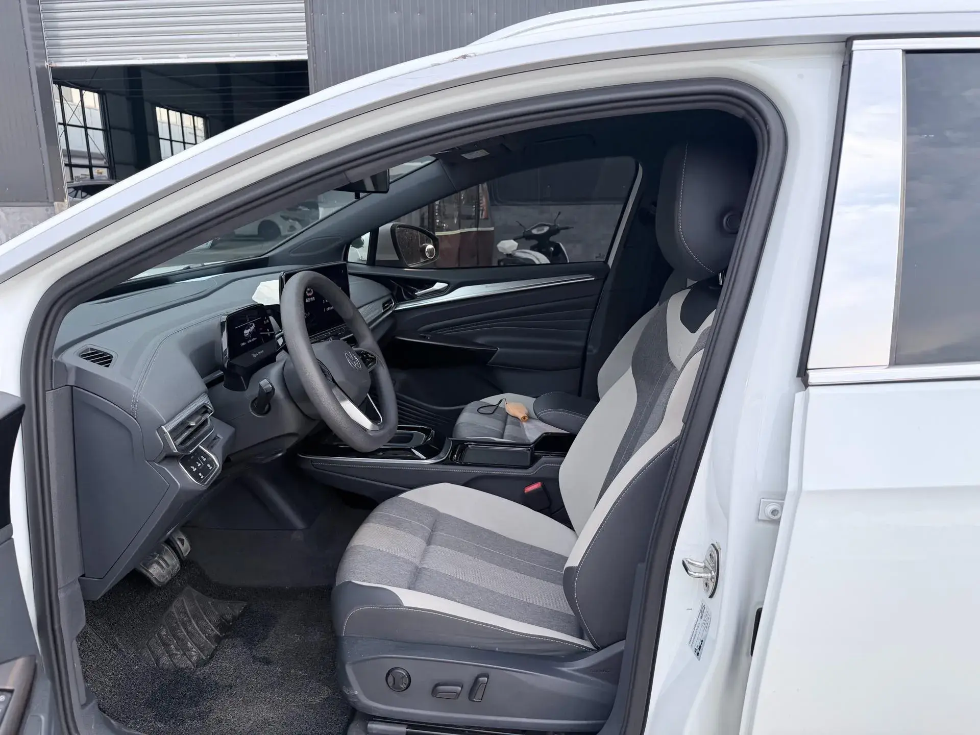 2022 VOLKSWAGEN ID.4 thumbnail 4