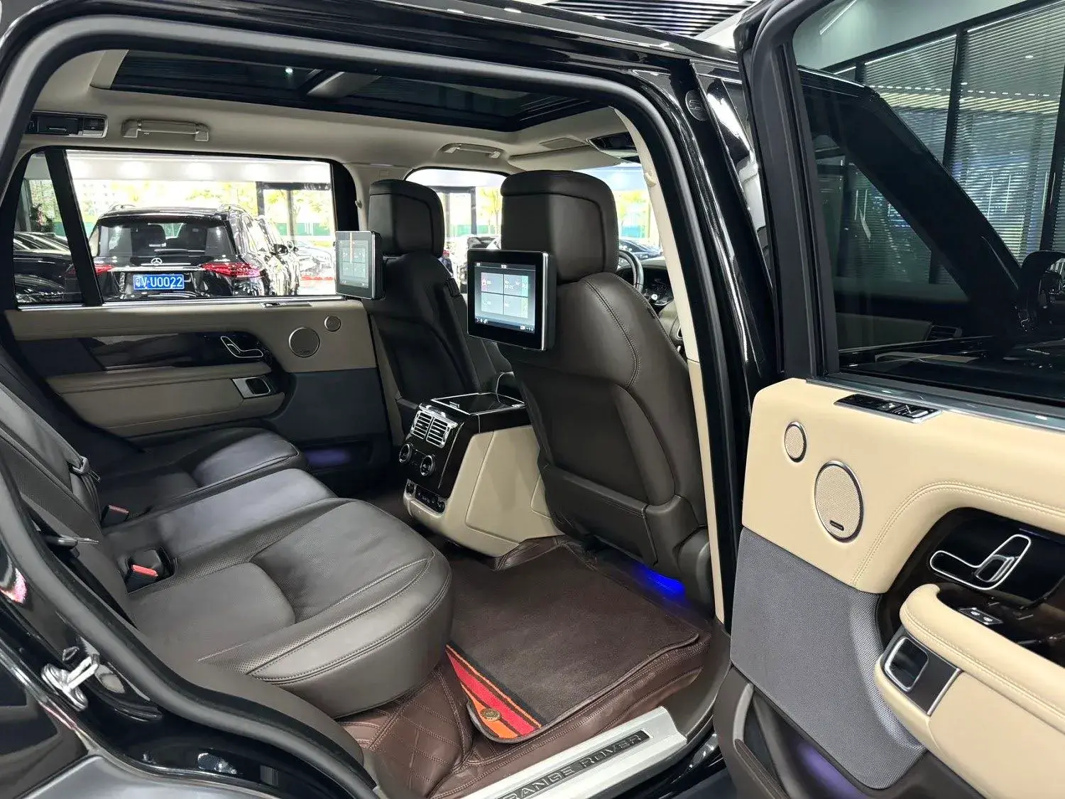 2021 LAND ROVER thumbnail 4