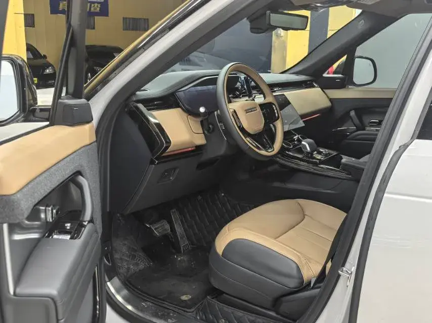 2023 LAND ROVER thumbnail 3