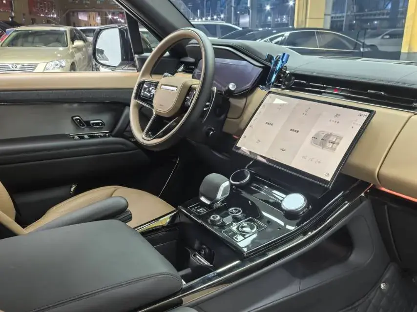 2023 LAND ROVER thumbnail 4