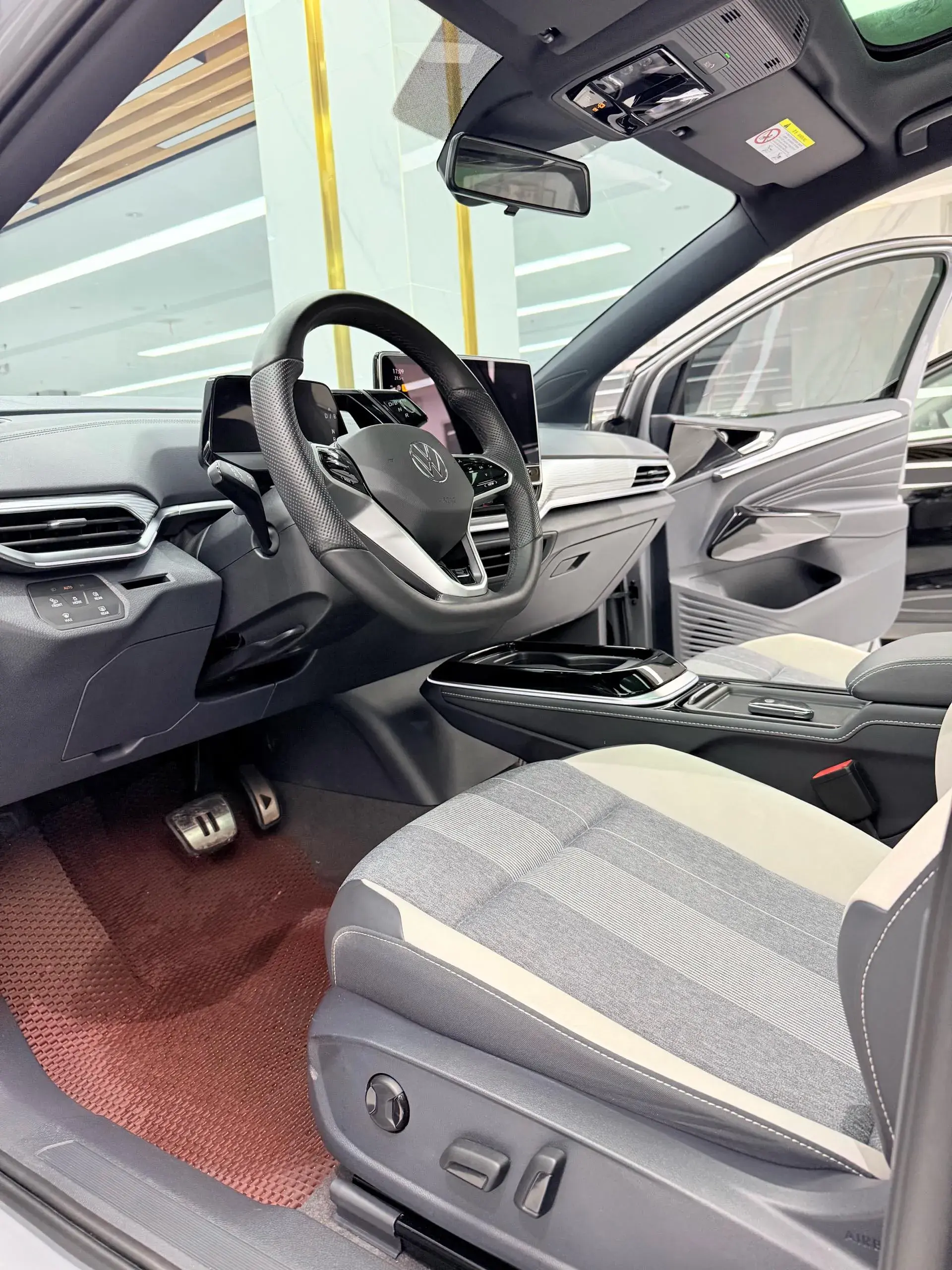 2024 VOLKSWAGEN ID.4 thumbnail 4