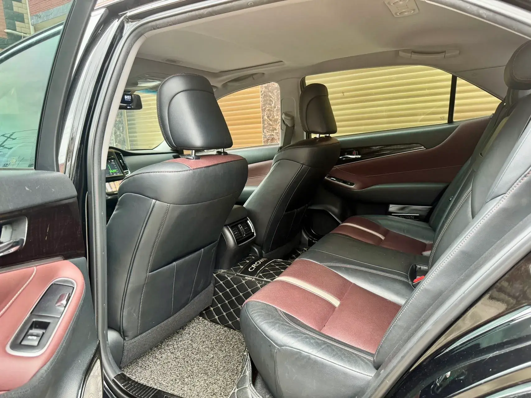 2017 TOYOTA CROWN thumbnail 4