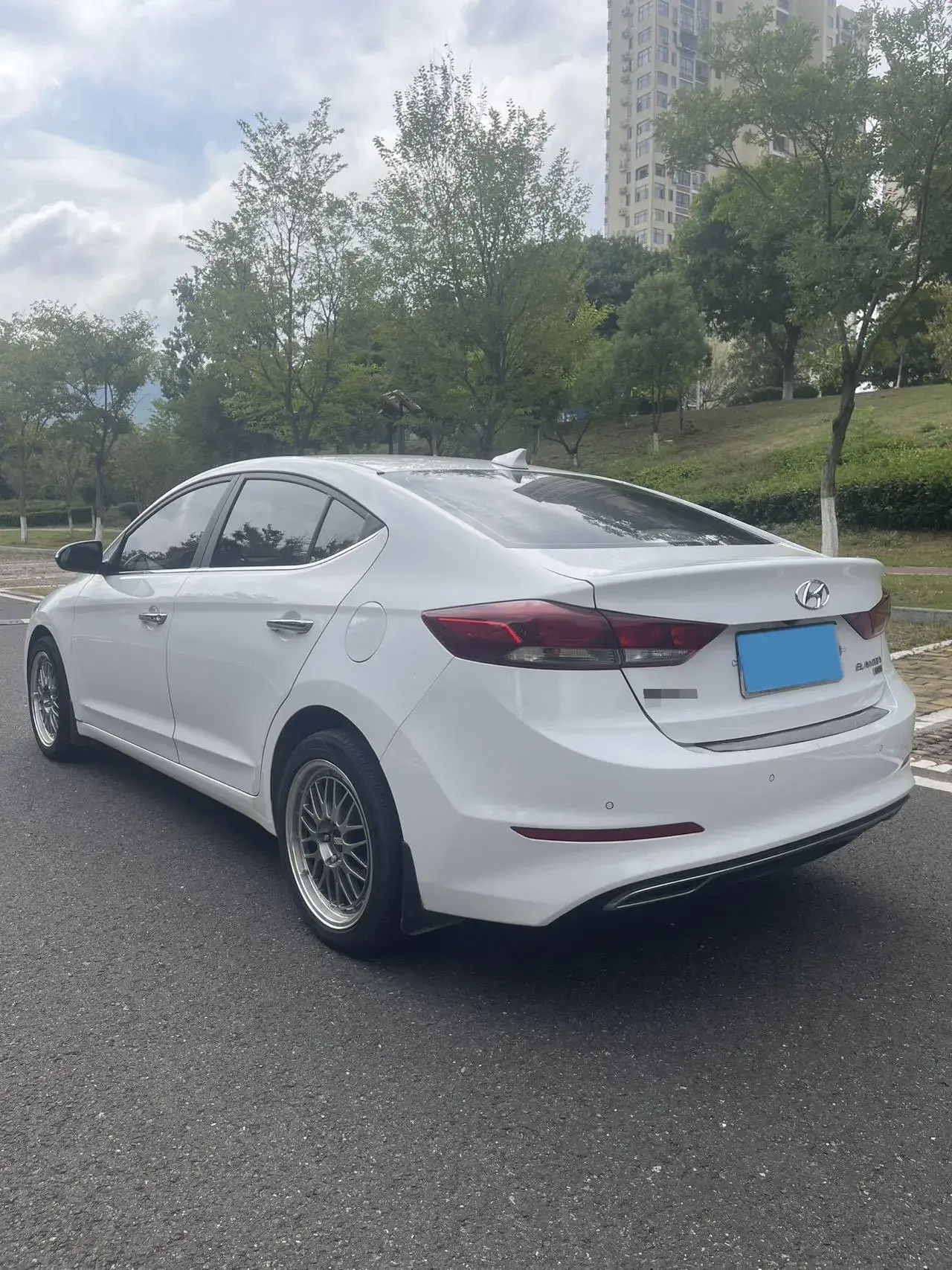 2016 HYUNDAI ELANTRA thumbnail 4