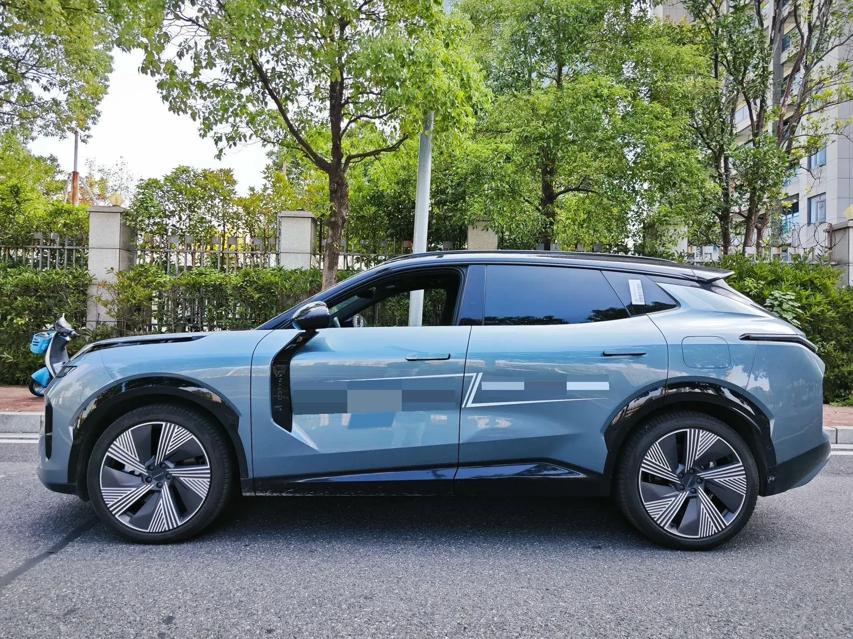 2023 LYNK&CO 08 thumbnail 3