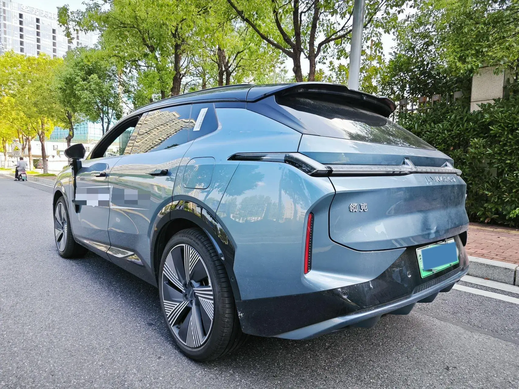 2023 LYNK&CO 08 thumbnail 4