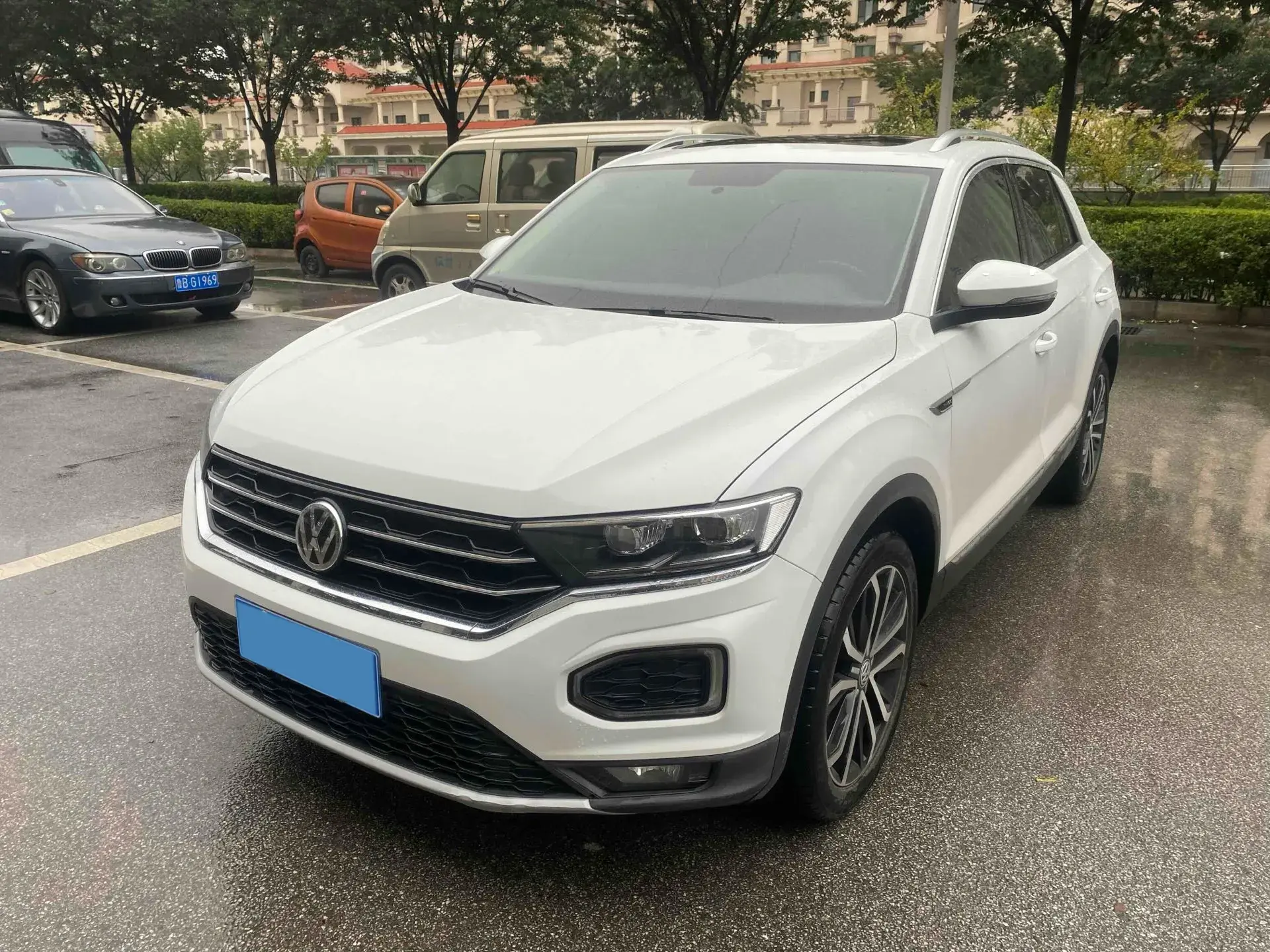 2019 VOLKSWAGEN T-ROC view 1