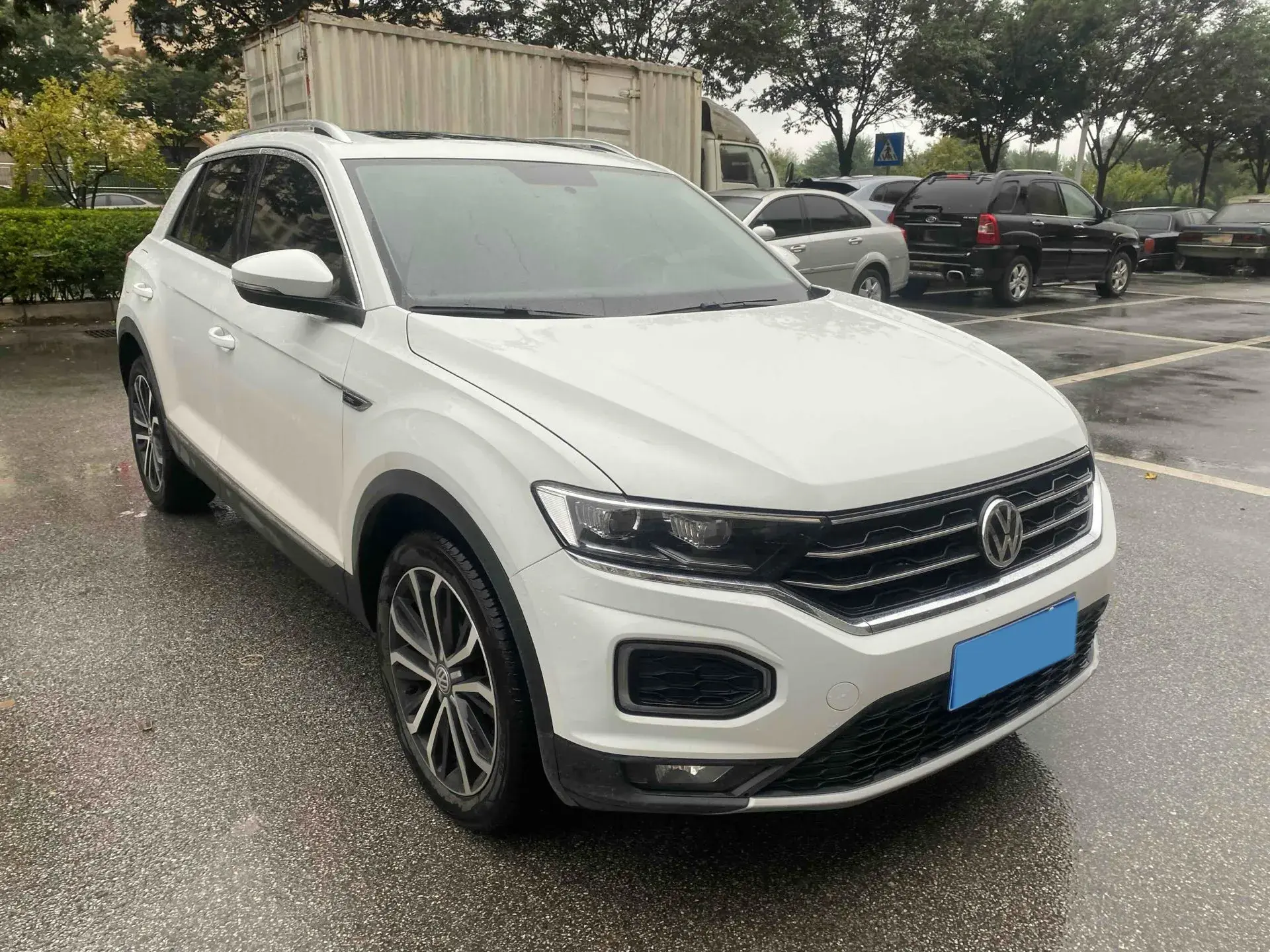 2019 VOLKSWAGEN T-ROC thumbnail 3
