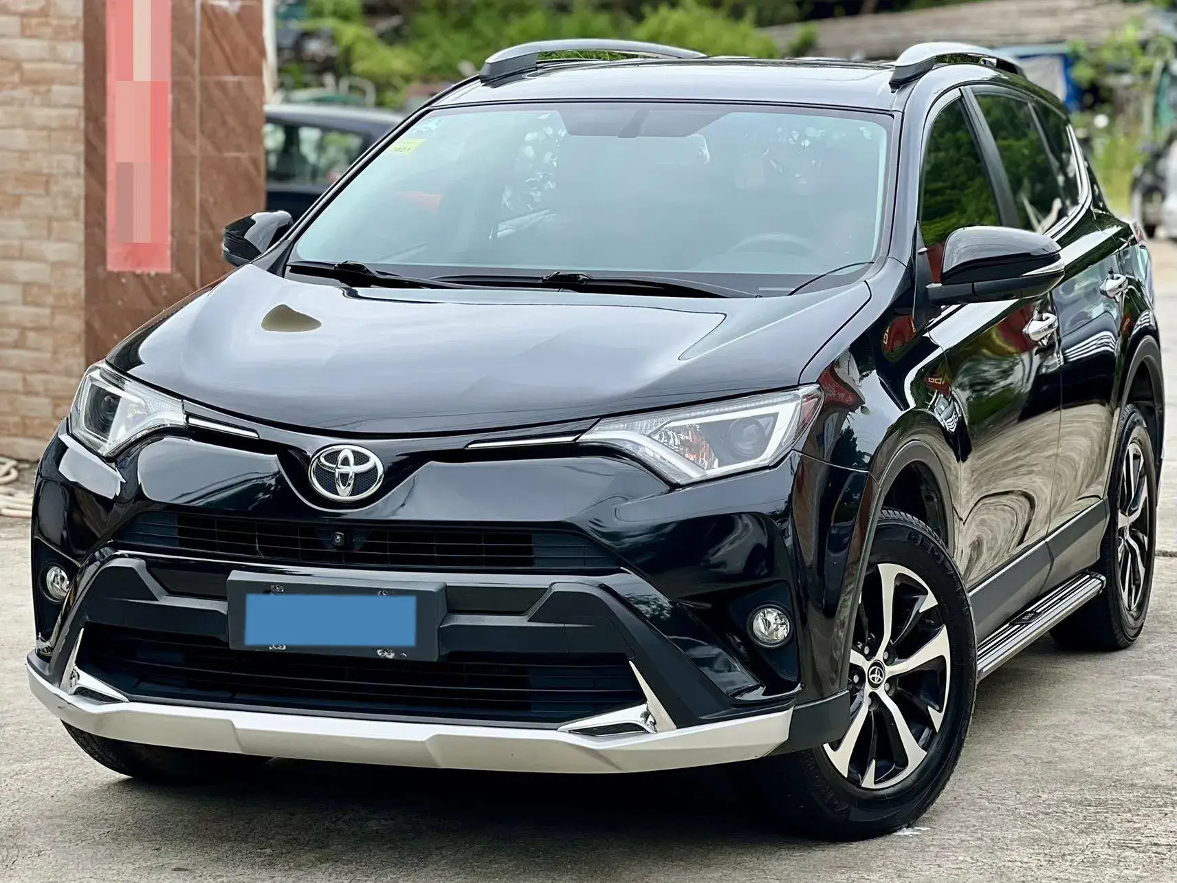 2018 TOYOTA RAV4 view 1