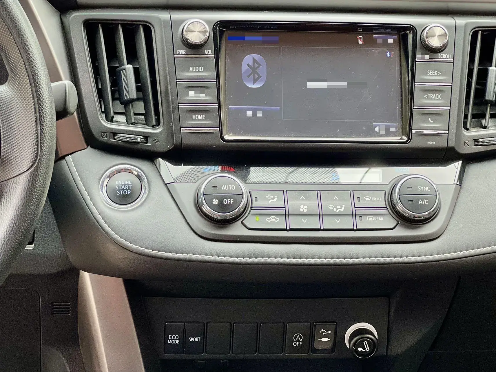 2018 TOYOTA RAV4 thumbnail 4