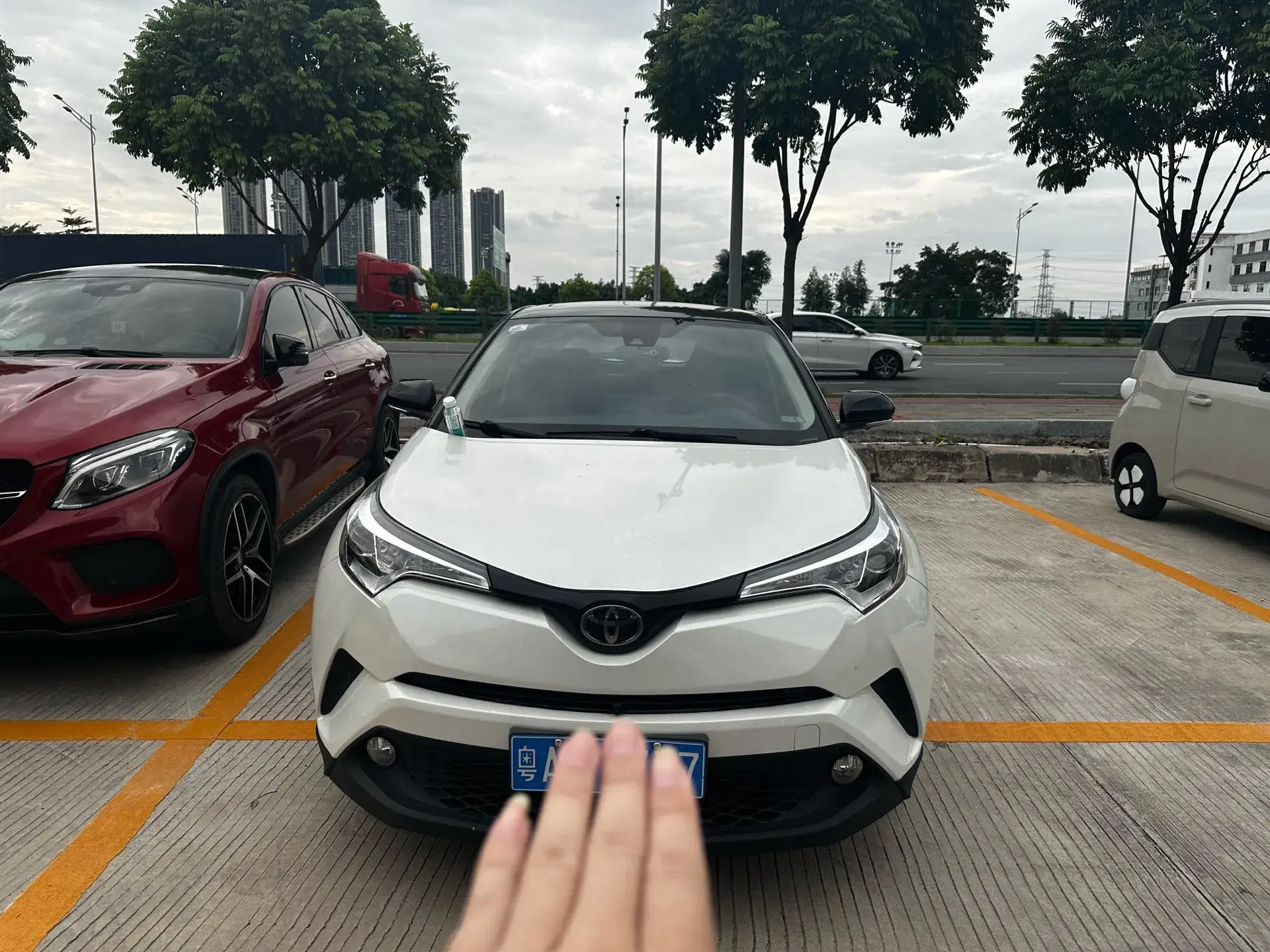 2020 TOYOTA C-HR thumbnail 2