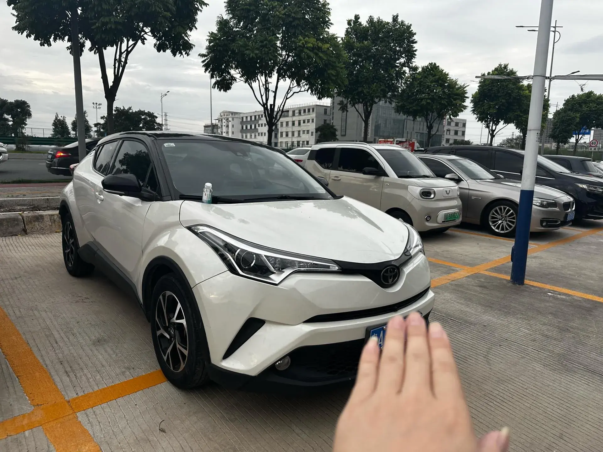 2020 TOYOTA C-HR thumbnail 3
