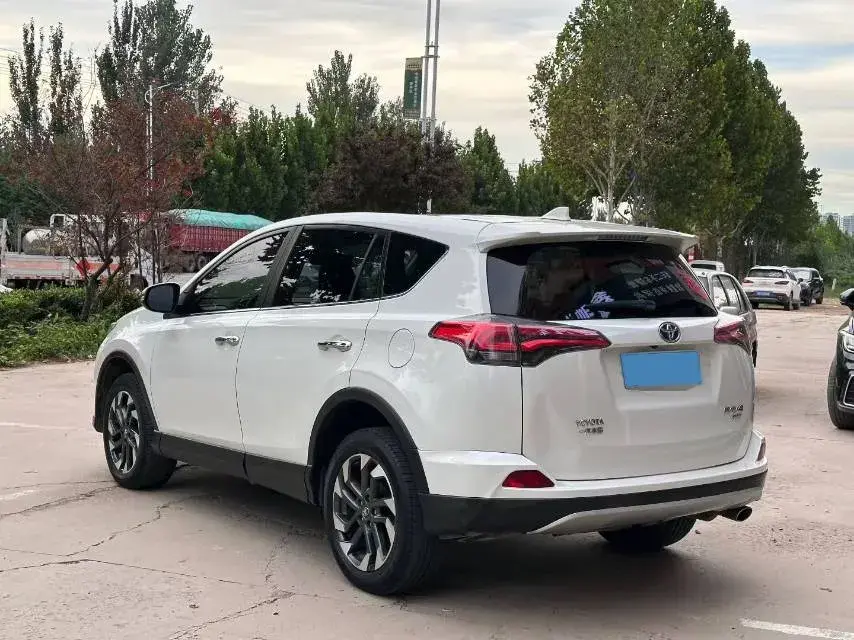 2018 TOYOTA RAV4 thumbnail 2