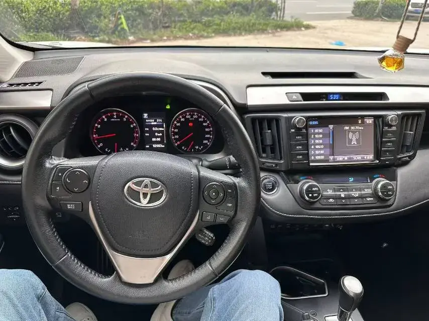 2018 TOYOTA RAV4 thumbnail 4