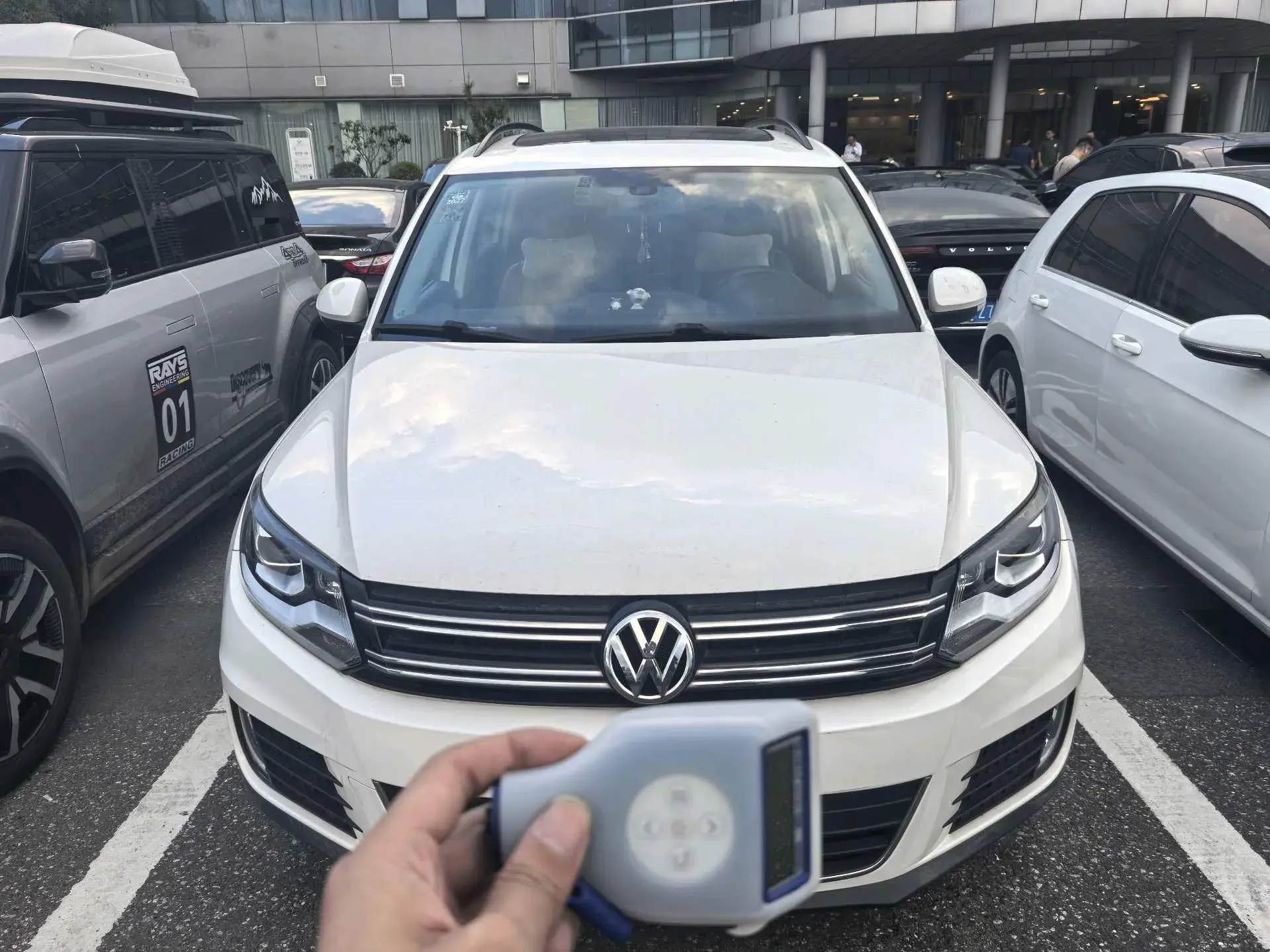 2017 VOLKSWAGEN TIGUAN thumbnail 2