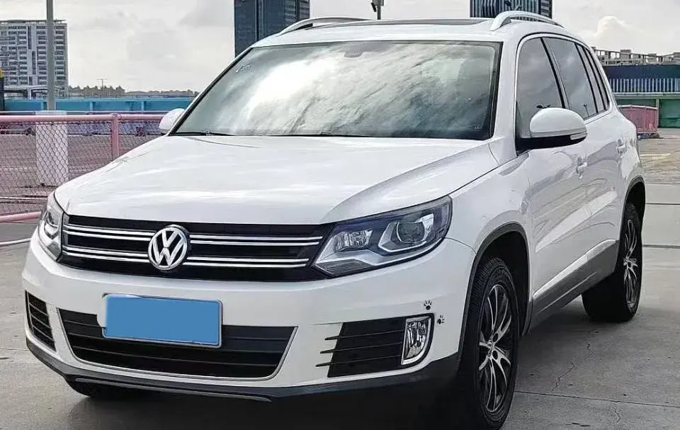 2017 VOLKSWAGEN TIGUAN view 1