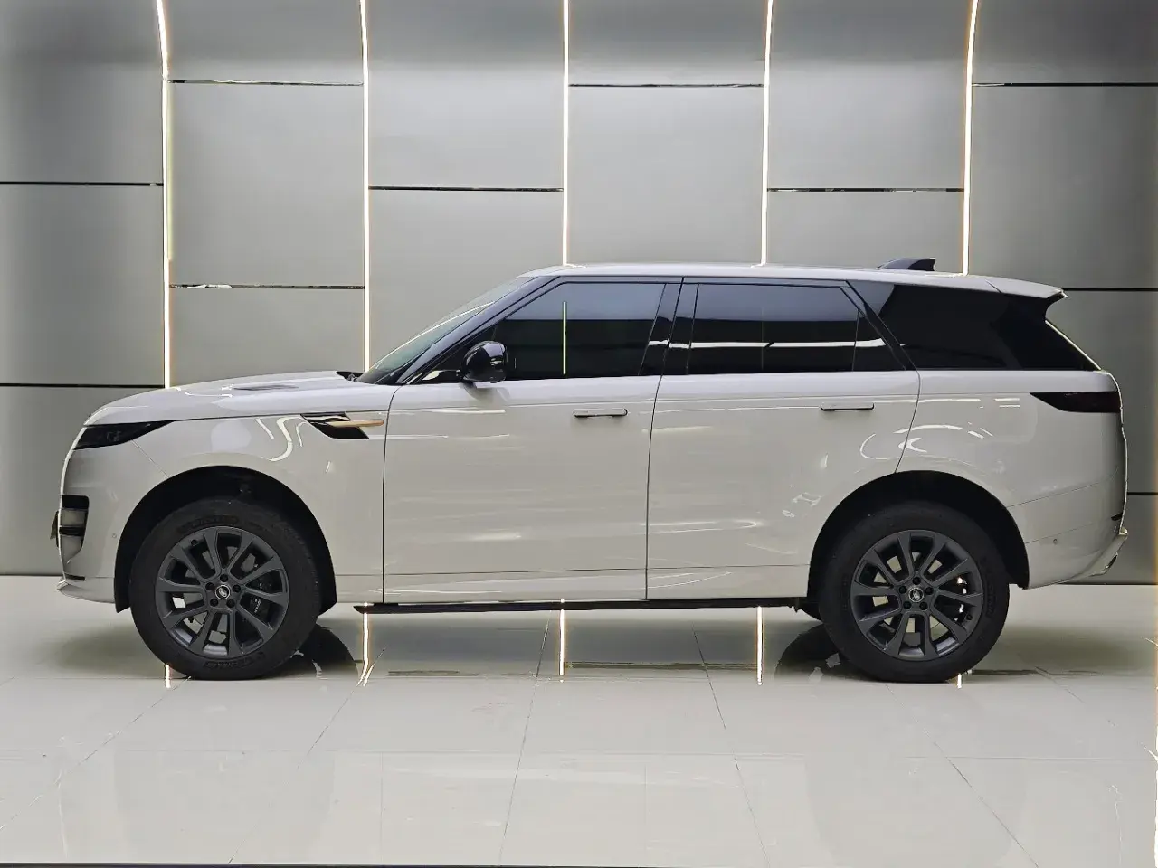 2023 LAND ROVER thumbnail 4