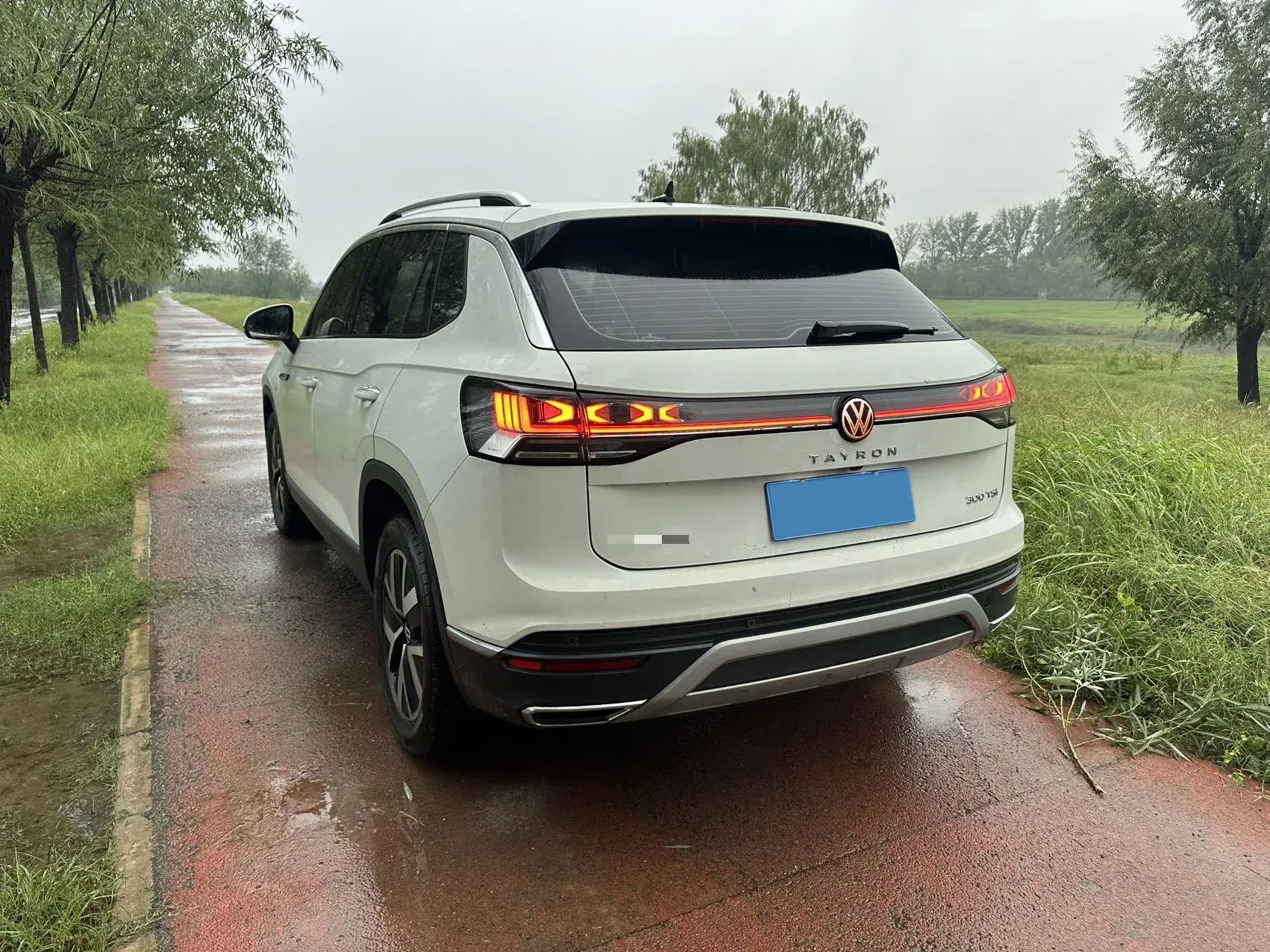 2023 VOLKSWAGEN TAYRON thumbnail 4