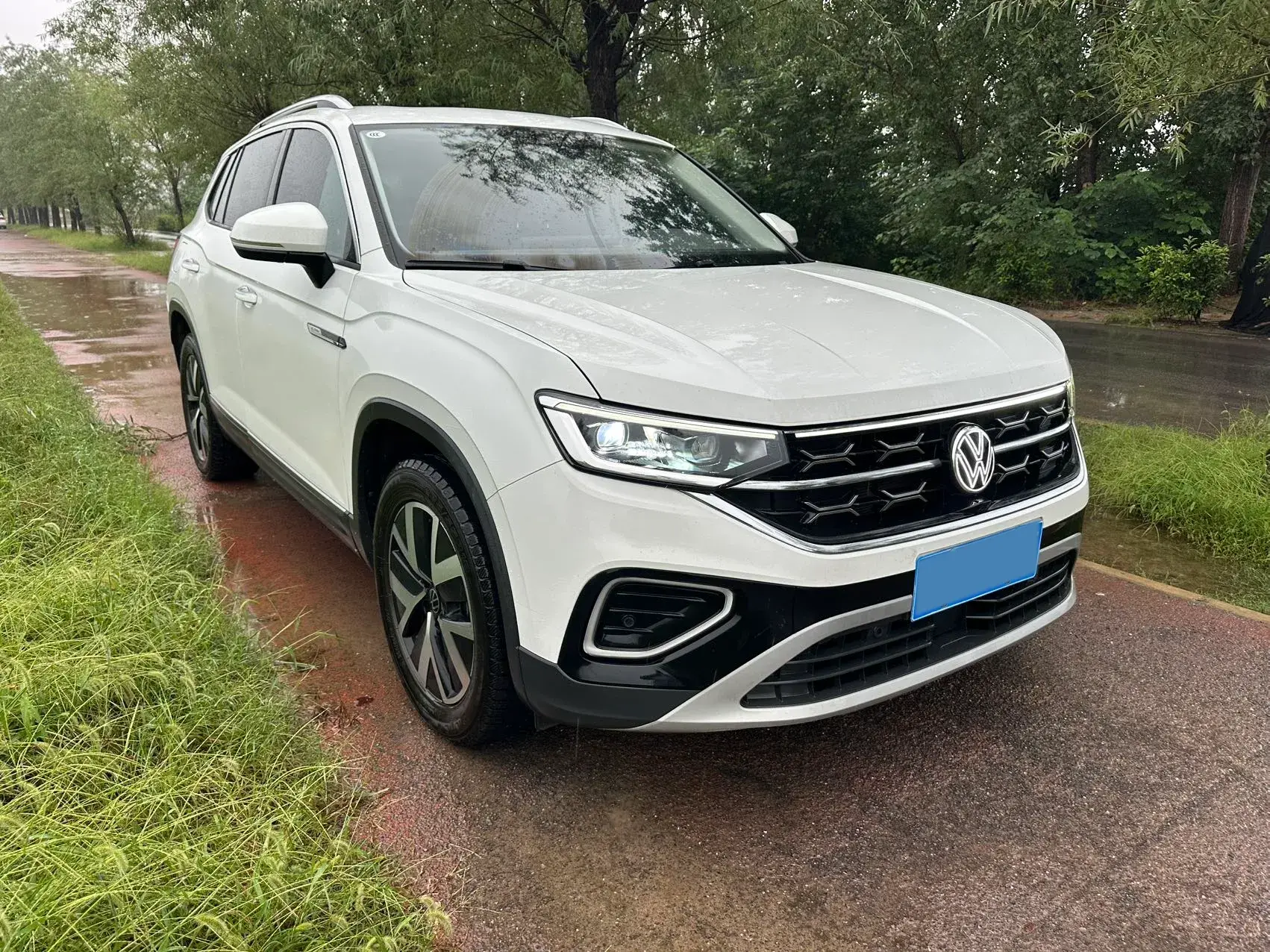 2023 VOLKSWAGEN TAYRON thumbnail 3