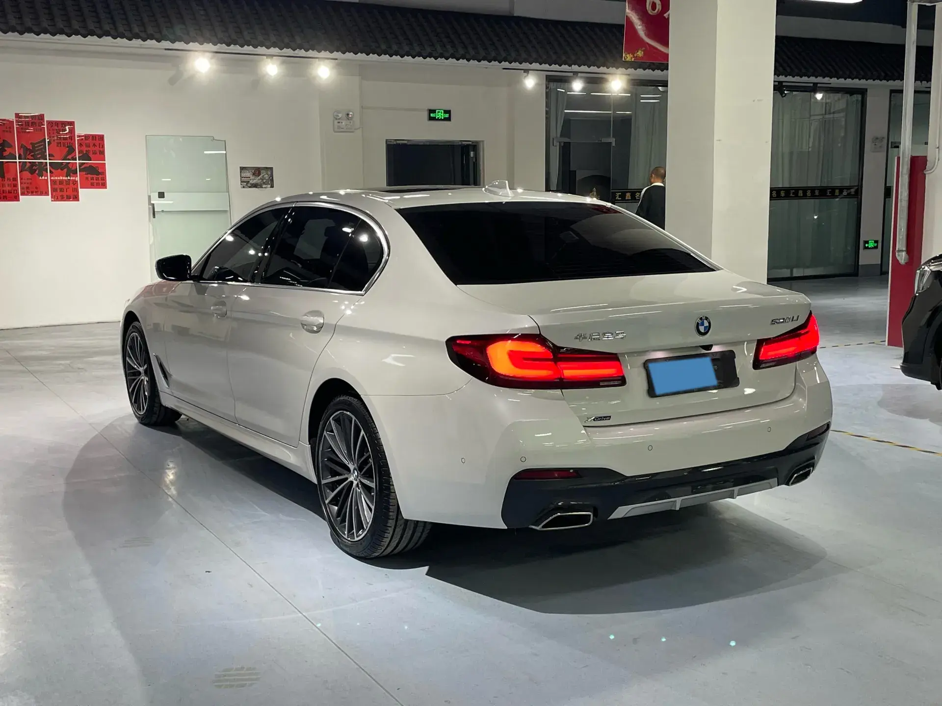 2022 BMW 5 thumbnail 2