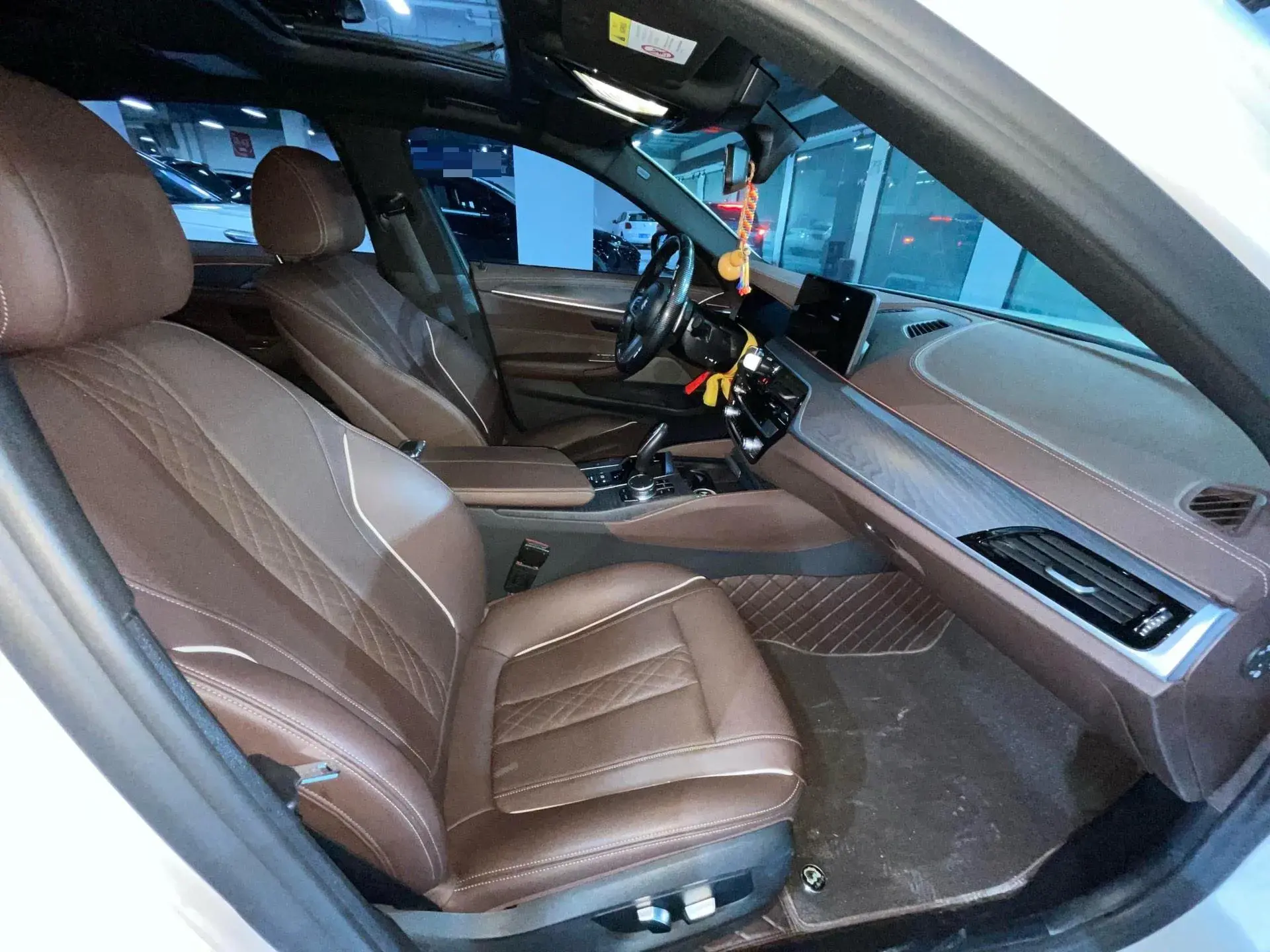 2022 BMW 5 thumbnail 4