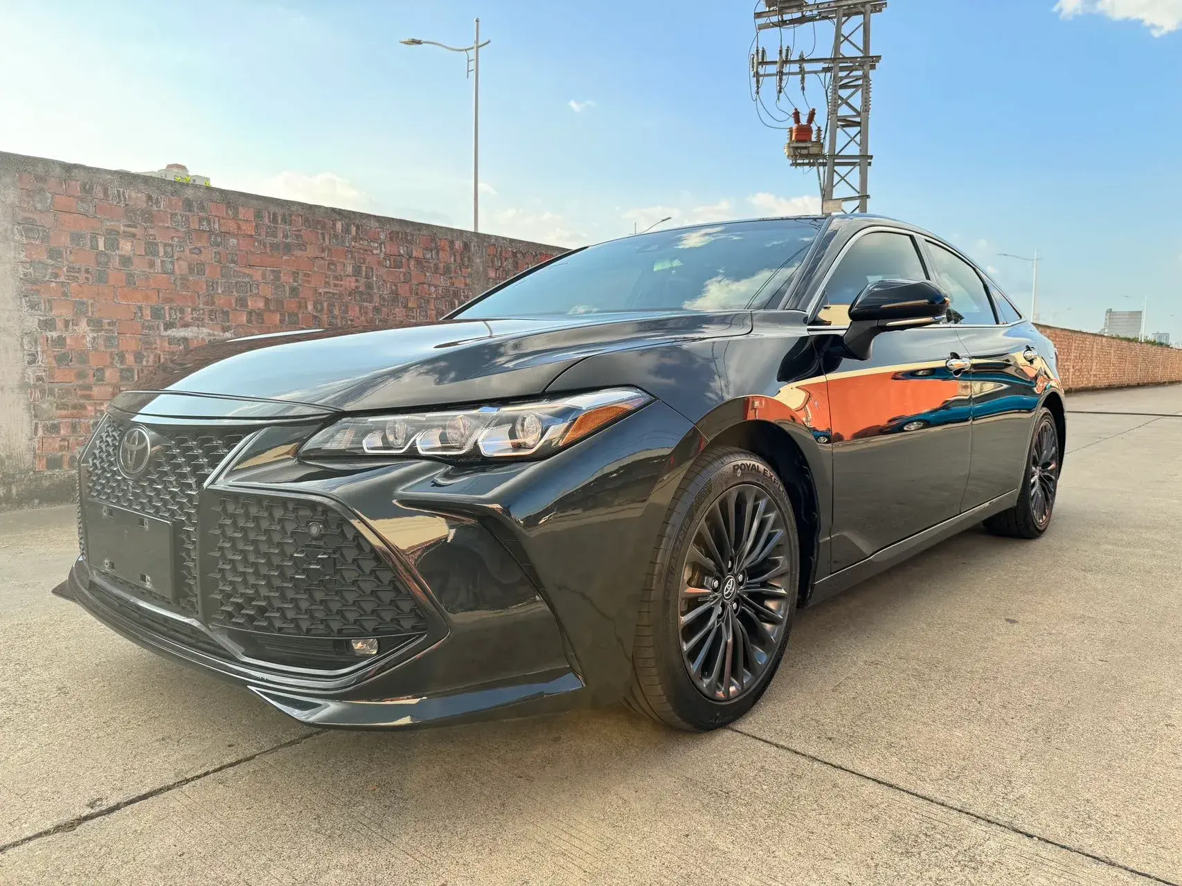 2019 TOYOTA AVALON view 1