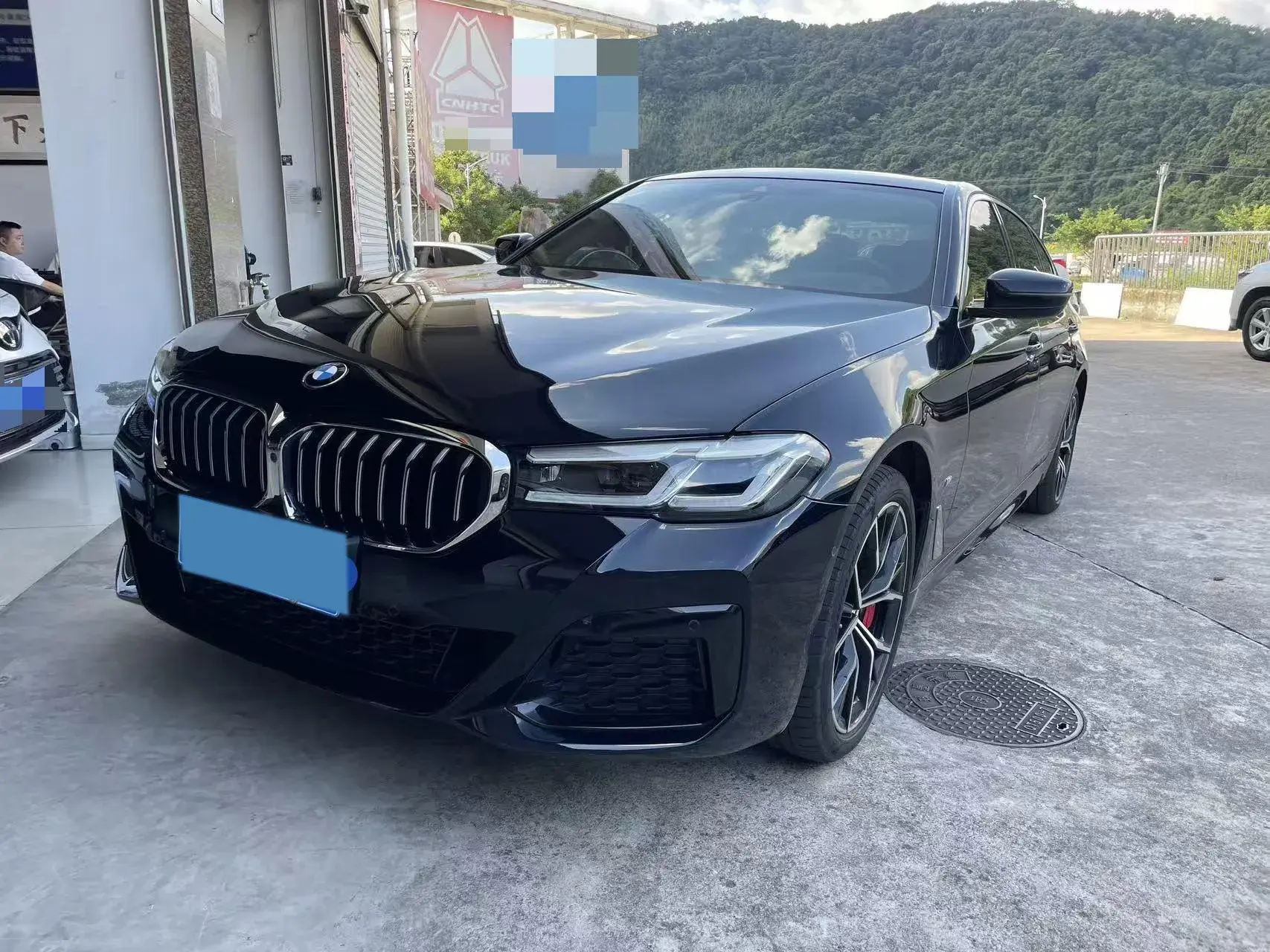 2023 BMW 5 view 1