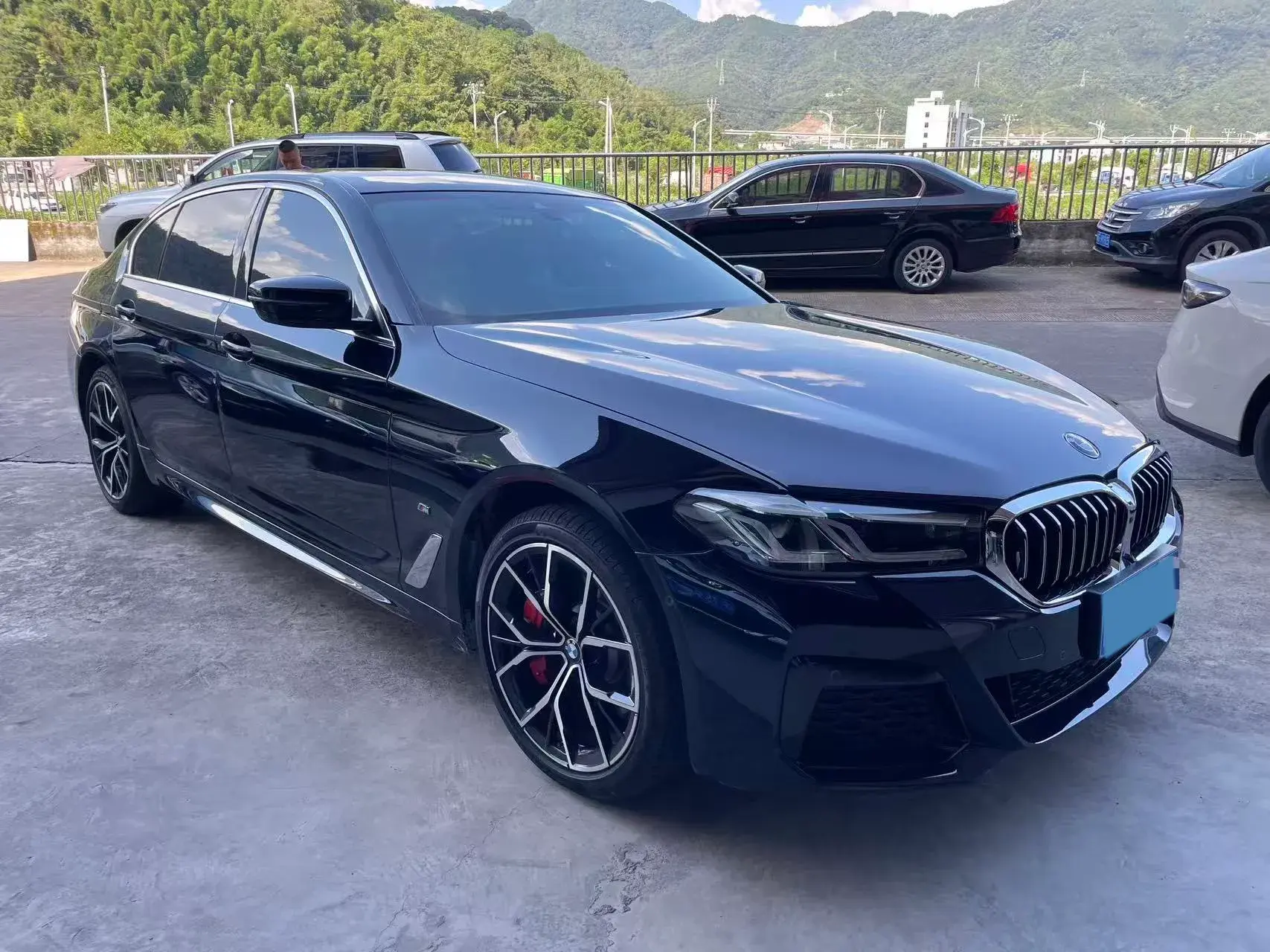 2023 BMW 5 thumbnail 2