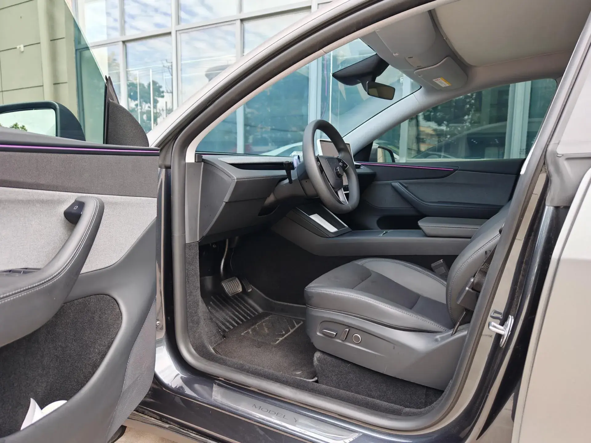 2025 TESLA MODEL thumbnail 4