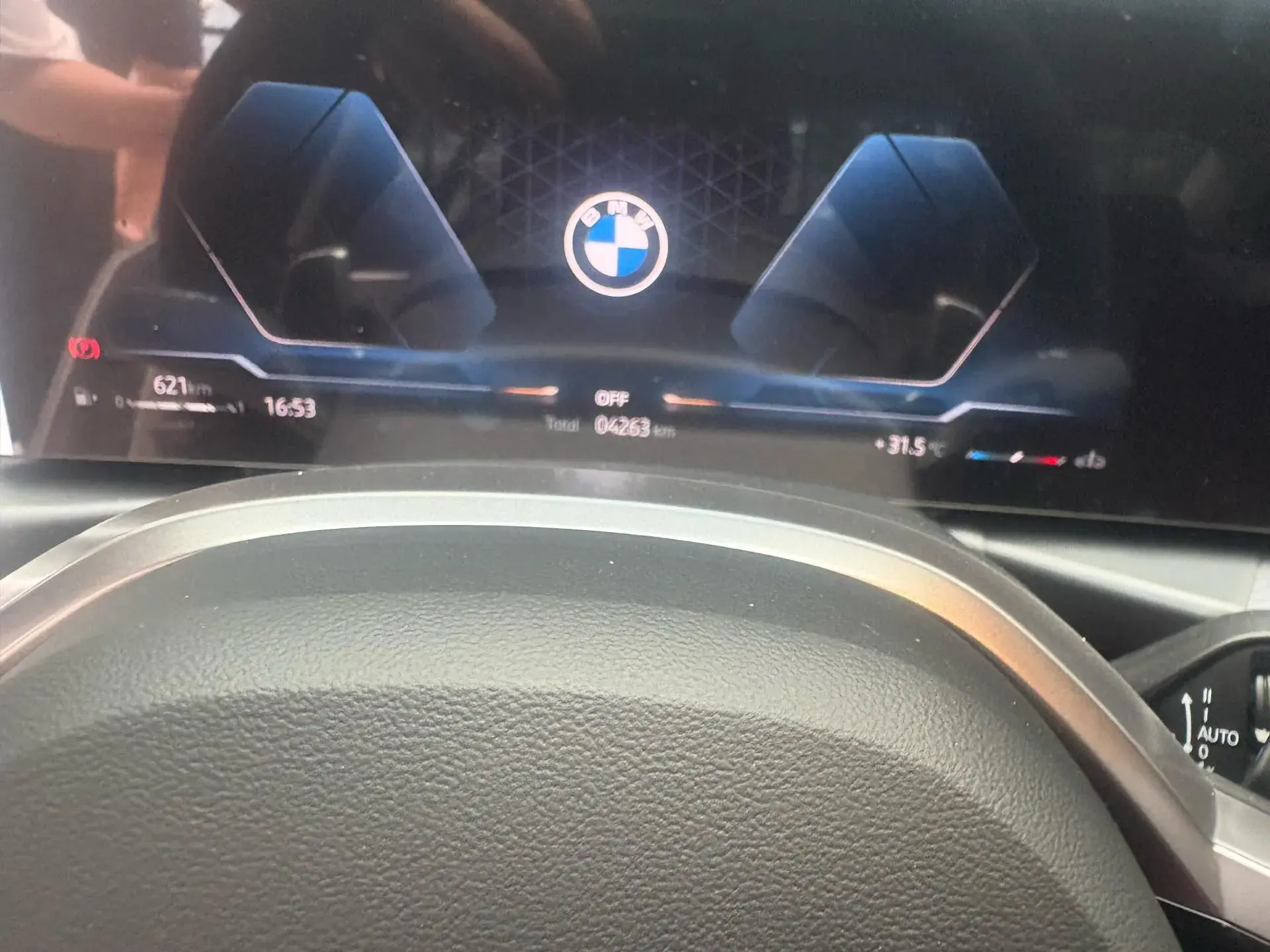 2025 BMW 3 thumbnail 4