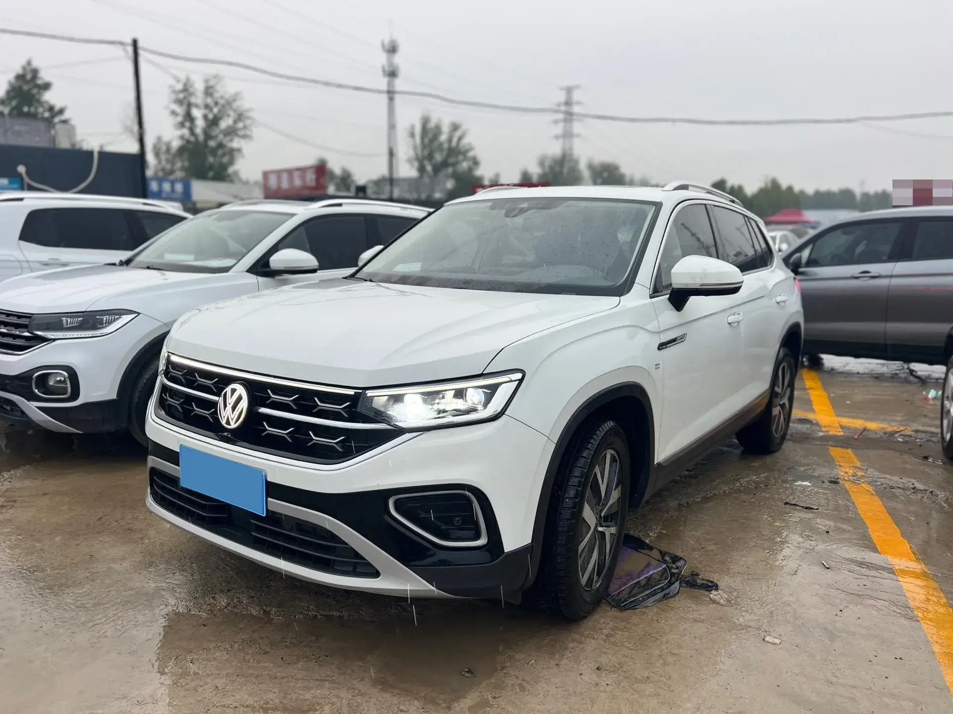 2023 VOLKSWAGEN TAYRON view 1