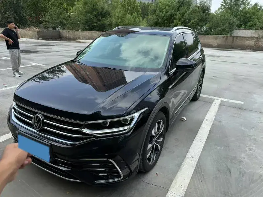 2025 VOLKSWAGEN TIGUAN view 1