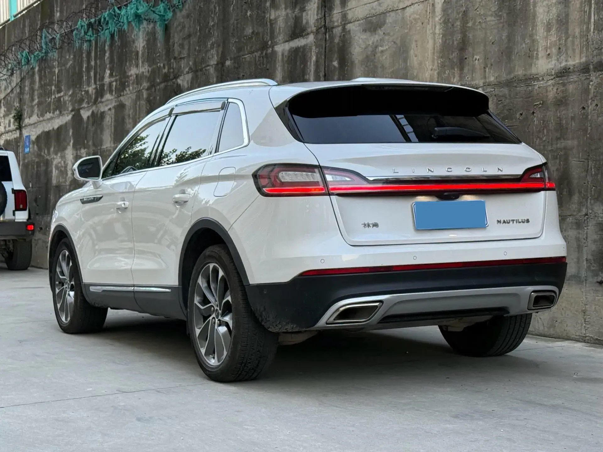 2021 LINCOLN NAUTILUS thumbnail 3