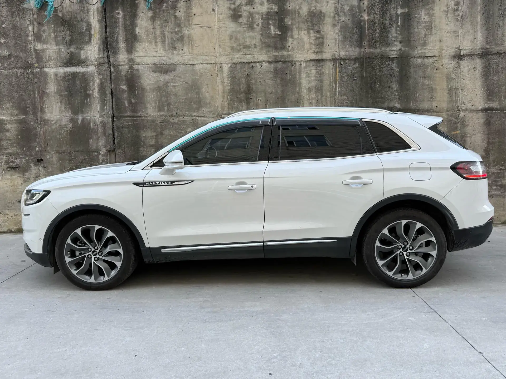 2021 LINCOLN NAUTILUS thumbnail 2