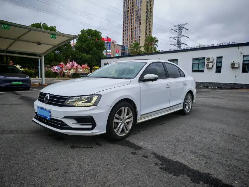 2018 VOLKSWAGEN SAGITAR view 1