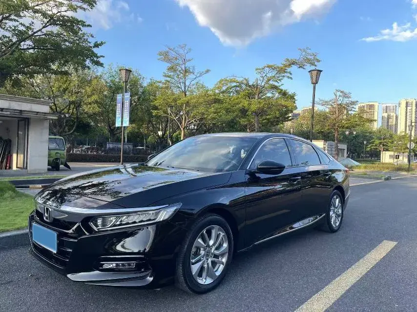 2018 HONDA ACCORD view 1