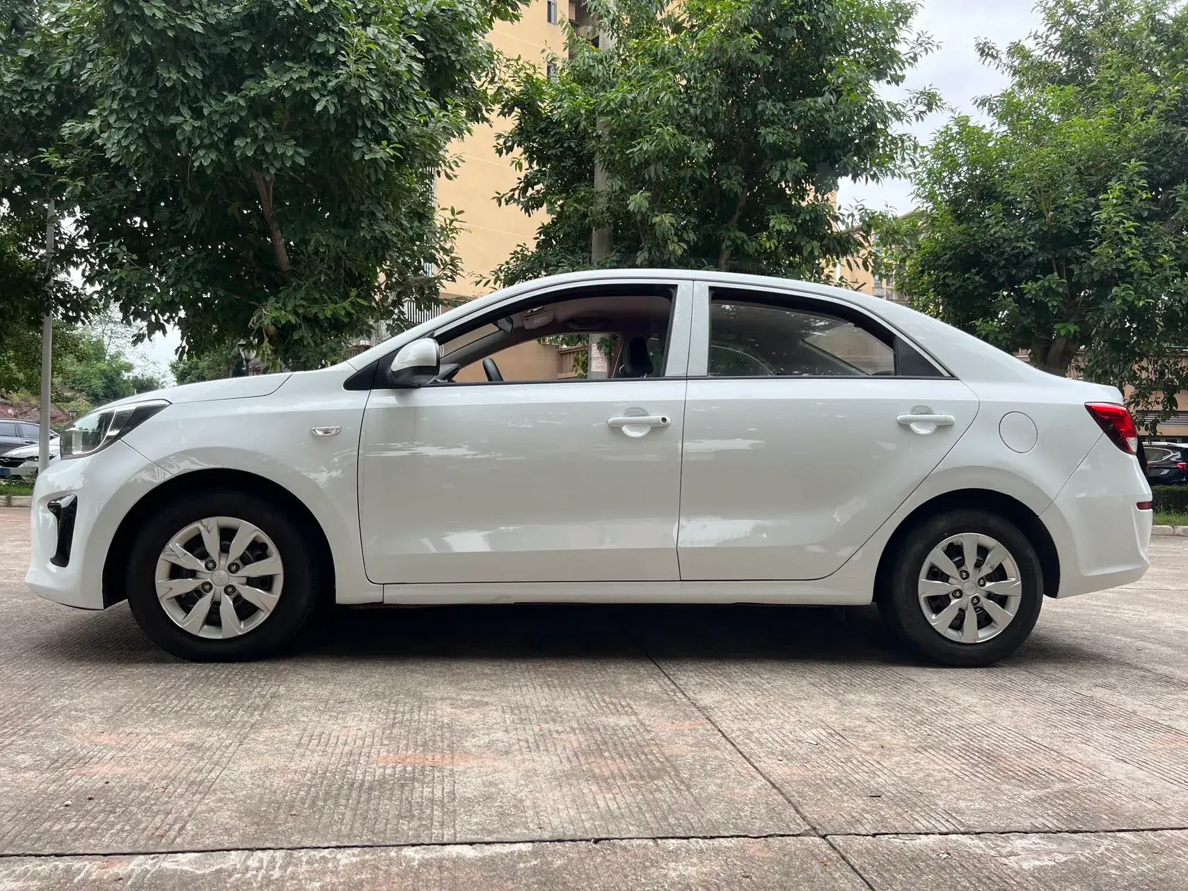 2017 KIA PEGAS thumbnail 2