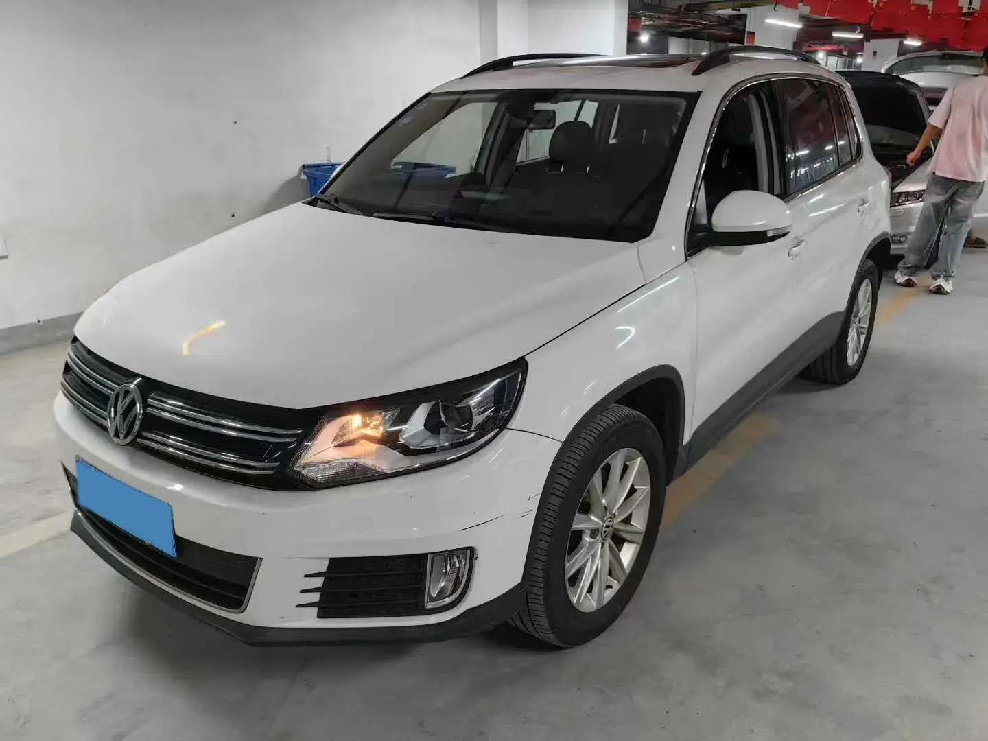 2016 VOLKSWAGEN TIGUAN view 1