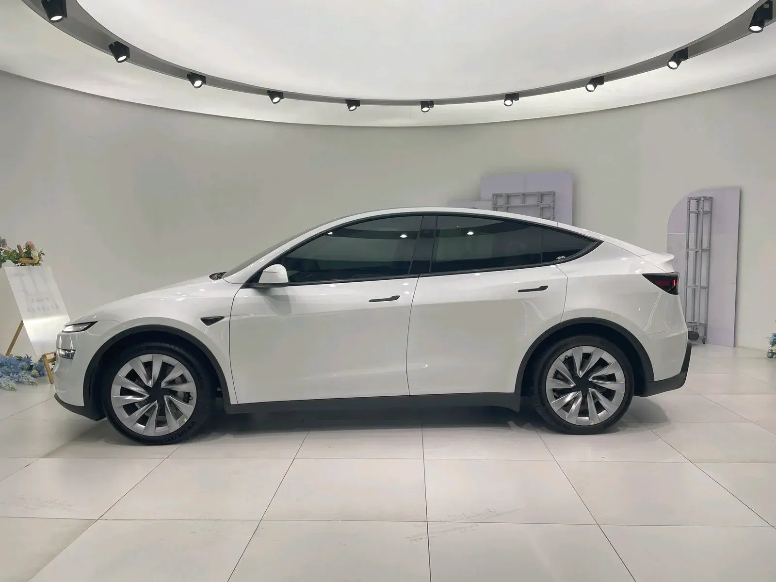 2025 TESLA MODEL thumbnail 4